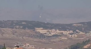 מקורות לבנוניים דיווחו כי ארטילריה ישראלית ירתה לסירוגין פצצות תאורה לתוך היער באזור ג'בל עלי טאהר, במטרה ל…