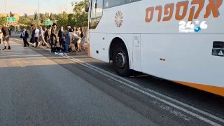 🇮🇱 אזרחים מהצפון "מסייעים" למשטרה בצומת מירון מול החסימות של כלי תחבורה ציבורית שיוצאים לדרך לפני צאת שבת…