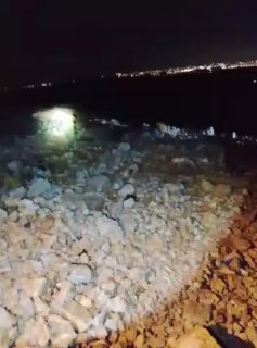 התקיפות לא מפסיקות.. מתנחלים מסתערים על קהילת "אבו פאזה" ליד הכפר "אל-טייבה" ממזרח לרמאללה.