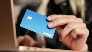 Делайте, делайте, мы же миллионеры, всё оплатимЗарубежным онлайн-продавцам гаджетов могут вменить уплату сбора с их продаж в России. С таким предложением в Минпромторг обратилась «Ассоциация производителей и продавцов электроники и бытовой техники».В перву