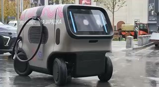 במוסקבה, לבדוק רובוט טעינה על מכוניות חשמליות. ציוד ניסיוני הוא פרויקט משותף של Deptrans מוסקבה ו Rosatom…