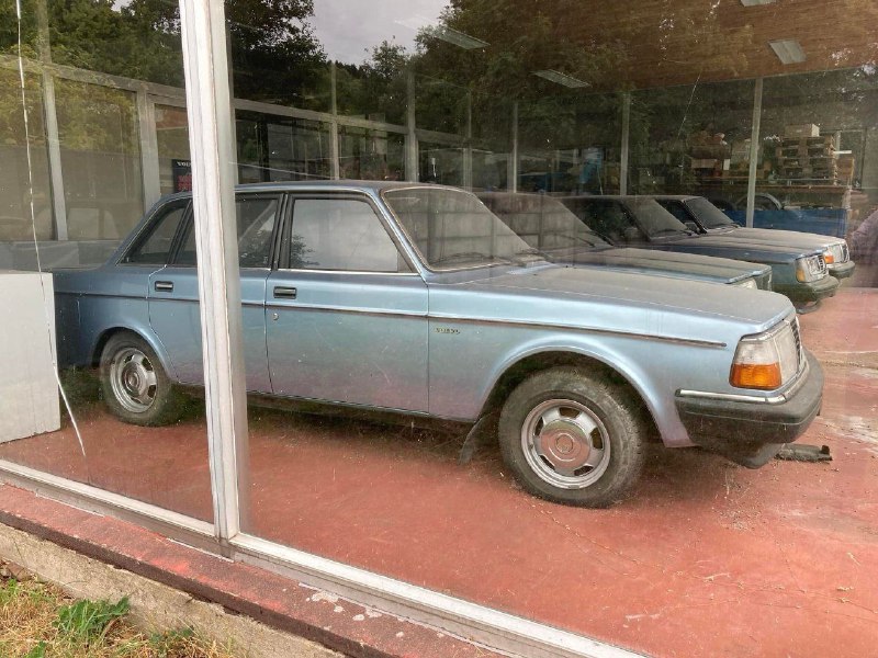 В Бельгии нашли автосалон-призрак со старыми Volvo без пробега 3