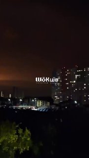 הסרטון מציג סדרה של פגיעות טילים בליסטיים על מטרות בקייב. האם המכות היו נפגעות בין 23:42 ל-23:44?