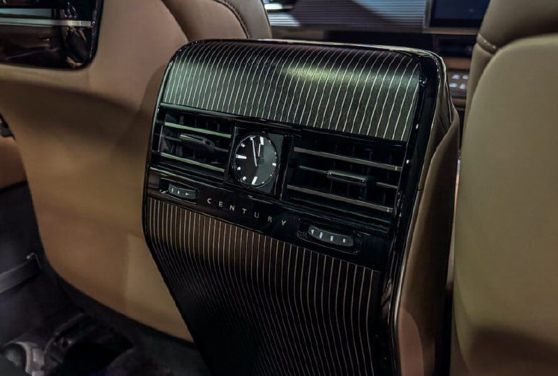 В рамках Токийского автосалона состоялся публичный дебют Toyota Century SUV 6