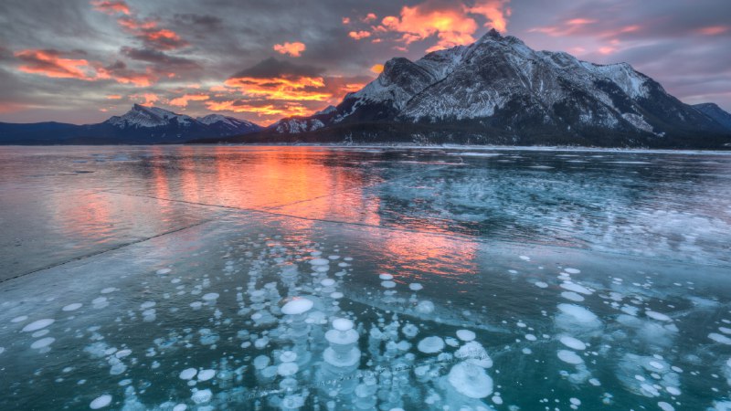 Bubbles, bubbles everywhereAbraham Lake, Alberta, Canada (© Basic Elements Photography/Getty Images)