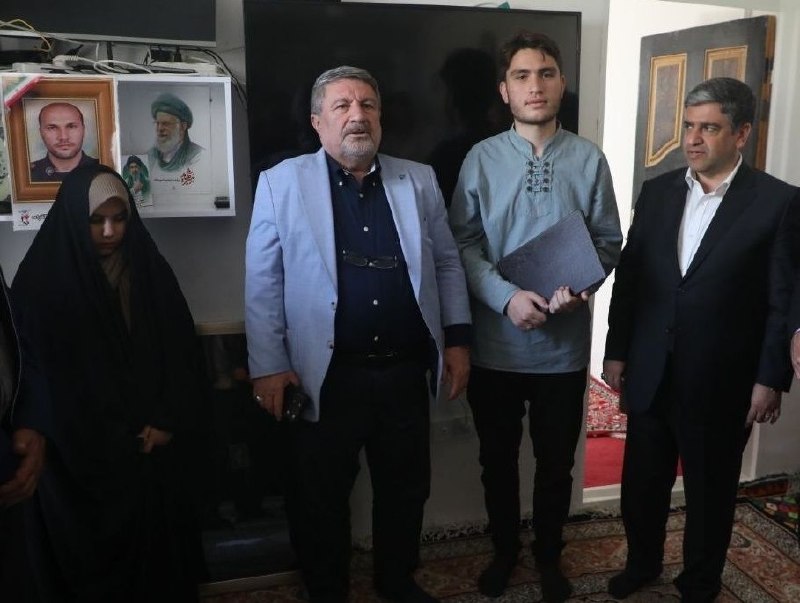 اعتمادآنلاین: 🔻دیدار رئیس شورای اطلاع‌رسانی دولت با خانواده شهید آقازاده🔹الیاس حضرتی، رئیس شورای اطلاع‌رسانی دولت و مسعود امامی یگانه،