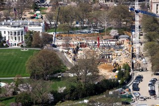 Трамп случайно раскрыл секретные данные о строительстве президентского бункера на территории Белого дома. Из-за юридических проблем с реконструкцией бального зала.Короче, на днях федеральный судья постановил, что "работы по строительству БЗ должны быть при