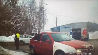 Альтернативные кадры сегодняшнего задержания водителя "Порше" со стрельбой в Подмосковье — он протаранил машину ДПС и попытался скрыться.По данным Mash, за рулем был 46-летний Равиль Аймалетдинов. От медосвидетельствования отказался. Ранее судим за кражу, 