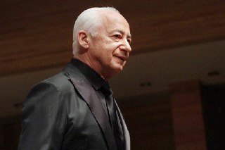 Дирижёра Владимира Спивакова госпитализировали с подозрением на инсульт. Об этом сообщил митрополит Иларион и попросил молиться о его здоровье.По словам митрополита, 81-летнего народного артиста СССР увезли в больницу на скорой помощи.На фоне госпитализаци