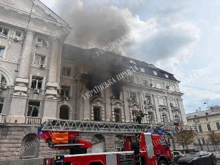 Дрон попал в здание СБУ в центре Киева, есть пострадавшие, сообщил Зеленский: «Дрон был направлен прямо в кабинет руководителя СБУ [Александра Поклада] в этом здании. Дал Покладу задачу адекватно, ощутимо и, по возможности, зеркально ответить россиянам на 