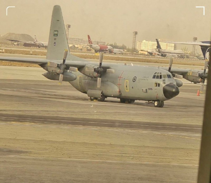 תמונה של מטוס התובלה הרקולס C 130 של ערב הסעודית בנמל התעופה מהרבאד בטהרן עבור לשונית.ir