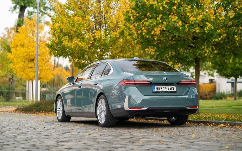 У российских дилеров стали появляться седаны BMW 5-Series нового поколения G60. Официально такие авт 2