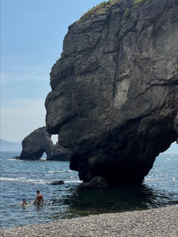 Неделя, как я в отпуске, и я наслаждаюсь красотой приморского края, любуясь невероятными пейзажами и цветом своих волос на фотографиях 🌹В такую жаркую погоду и при постоянном контакте с соленой водой особенно важно заботиться о качестве волос, чтобы они оставались здоровыми и красивыми. Напомню, я живу среди дикой природы, и сюрприз — прилетела с ручной кладью: купальник, авкатапки, кроссовки, очки, расческа, компьютерИменно поэтому я решила взять с собой впервые твердый шампунь (в формате мыла) — он измеряется не в миллилитрах, подойдет для всего тела, хорошо очищает кожу головы, не пересушивает волосы и является натуральным средством. Такой шампунь идеально подходит для походов и подобных путешествийТак что делаю выводы, твердый шампунь от бренда Kydra (голубого цвета) идеально подходит даже в экстремальных условиях отпускаЛишь бы вода была 🤭Неделя, как я в отпуске, и я наслаждаюсь красотой приморского края, любуясь невероятными пейзажами и цветом своих волос на фотографиях 🌹В такую жаркую погоду и при постоянном контакте с соленой водой особенно важно заботиться о качестве волос, чтобы они оставались здоровыми и красивыми. Напомню, я живу среди дикой природы, и сюрприз — прилетела с ручной кладью: купальник, авкатапки, кроссовки, очки, расческа, компьютерИменно поэтому я решила взять с собой впервые твердый шампунь (в формате мыла) — он измеряется не в миллилитрах, подойдет для всего тела, хорошо очищает кожу головы, не пересушивает волосы и является натуральным средством. Такой шампунь идеально подходит для походов и подобных путешествийТак что делаю выводы, твердый шампунь от бренда Kydra (голубого цвета) идеально подходит даже в экстремальных условиях отпускаЛишь бы вода была 🤭