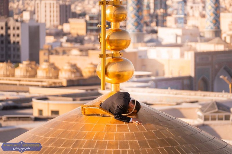 بسیج گلستان: تصاویری از تعویض پرچم گنبد مطهر حرم امام رضا (ع) بعد از ۶٣ روز@basijgolestan | بسیج گلستان🇮🇷تصاویری از تعویض پرچم گنبد م