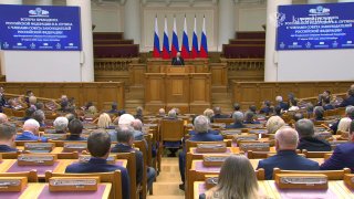 ⚡️ Путин потребовал от депутатов и сенаторов «не зацикливаться» на запретах и ограничениях, ведь «барьеры тормозят развитие» РоссииВ Петербурге прошел Совет законодателей — один из органов, координирующих работу обеих палат Федерального собрания, в котором