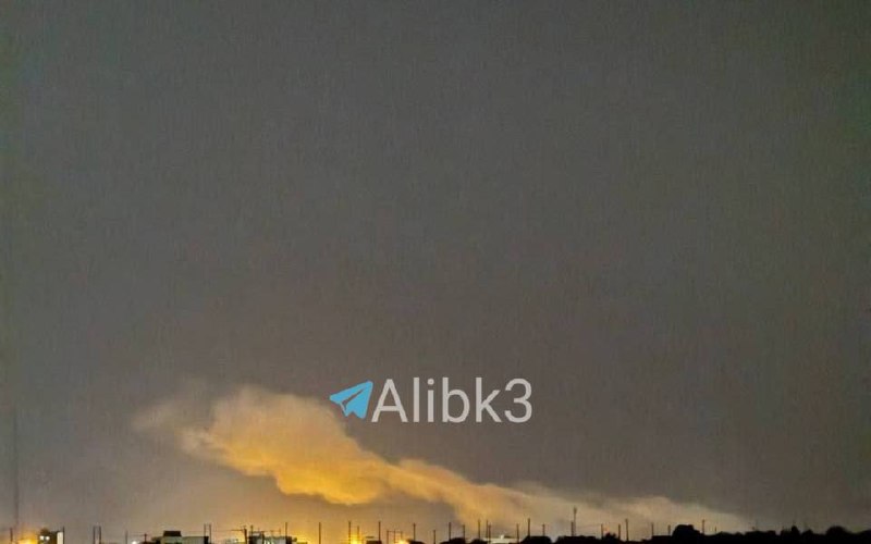 ערימות עשן עולות לאחר התוקפנות האמריקנית נגד איראן.