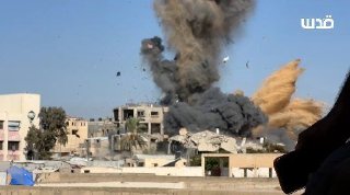 סצנות חדשות...הרגע שבו מטוסי הכיבוש מפציצים בית ממערב לעיר ח'אן יונס, דרומית לרצועת עזה.