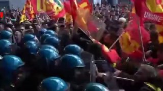 התנגשות בין המשטרה למפגינים בבולוניה, איטליה החדשות שלנו.הוא