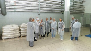 Рязанское пиво начнут поставлять в Поднебесную. Китайская делегация надегустировалась и на радостях подписала предварительные соглашения о поставках. Наши готовы отправлять до 100 тысяч литров пенного в месяц.На производство в Рязань приехали спецы из пров