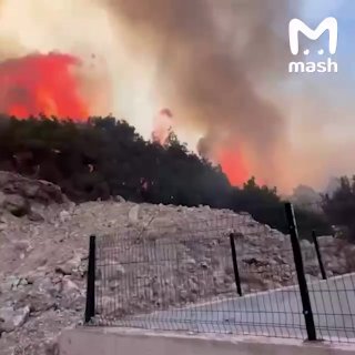 Мощный пожар в курортном Измире в Турции — огонь перекинулся с загоревшихся сельскохозяйственных угодий на лесополосу рядом с жилыми районами. Пожар бушует в районе Чандарлы округа Дикили на побережье Эгейского моря. В стране эти дни крайне жарко, особенно