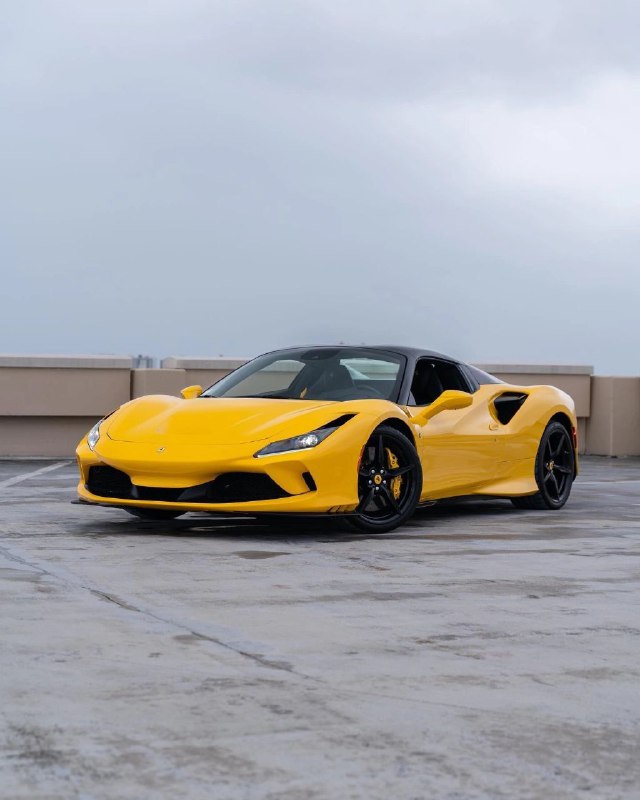 Ferrari F8 Spider в цвете Giallo Modena