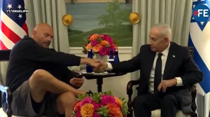 הוא לבש מכנסיים קצרים ונראה לא מתעניין בדברי נתניהו, עסוק בהסתכלות מתמדת בטלפון שלו. פגישתו של ראש ממשלת יש…