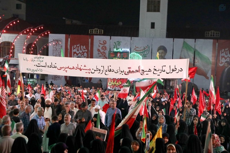 کیهان آنلاین: پاسخ صریح مردم مبعوث‌شده رشت به حسن روحانی:📷 در طول تاریخ هیچ احمقی برای دفاع از وطن پیشنهاد همه پرسی نداده است🔘 بله | ا