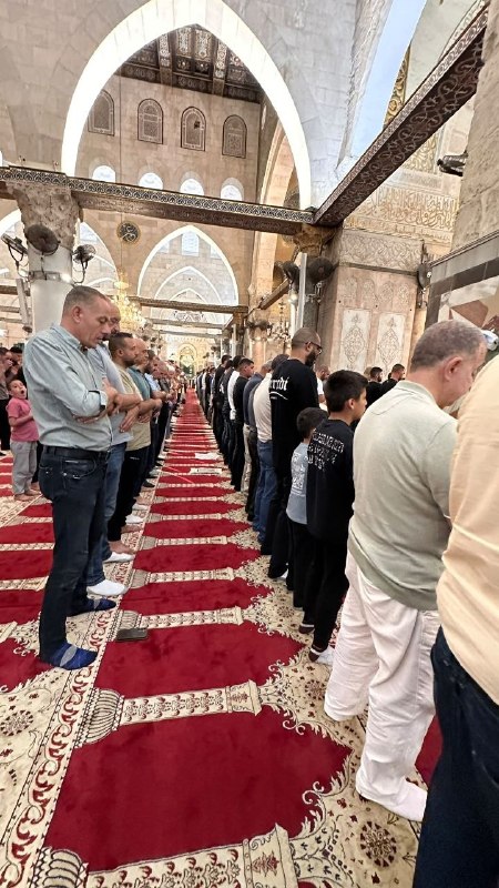 المصلون يؤدون صلاة الفجر في المسجد الأقصى