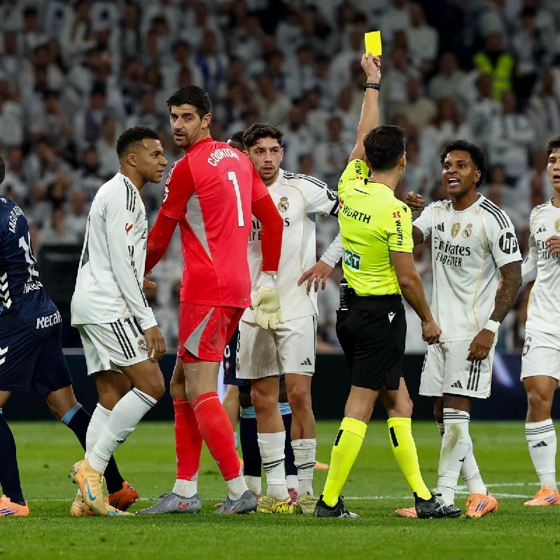 رئال مادرید توییت | Real Madrid Tweet: - کوینتِرو گونزالس، همان داوری که 3 بازیکن رئال مادرید را در یک بازی اخراج کرد و به چندین بازیکن کارت زرد نشان داد.- کوی