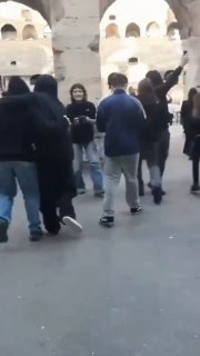 איטלקים צעירים - עתידה של איטליה, תרתי משמע - הגיעו ביום החופש שלהם לטיול חינם לקולוסיאום ברומא, אבל הדור ה…