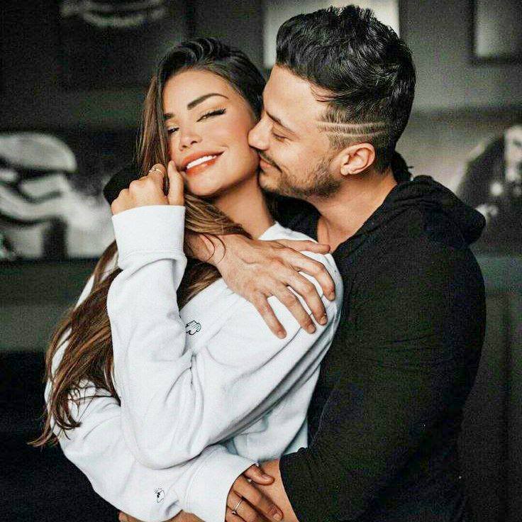💕عشق زیبا💕: 🍃💞🍃داشتنت را باید بوسید،قاب کرد،گُذاشت کُنجِ صندوقچۂ دل...#عرفان_یزدانی@eshgezibaa💞
