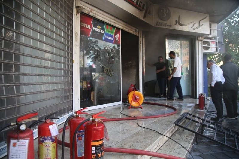 שריפה במפעל אופנועים ברחוב הרוג בהשתי וחילוץ 20 בני אדם ממעגל עשן דובר מכבי האש של טהראן: היום בשעה 23:08 פ…
