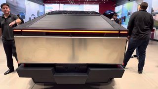 Tesla начала поставлять электропикапы Cybertruck в автосалоны СШАНовые пикапы Cy