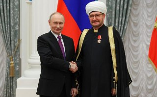 В России задержали двоих муфтиев Духовного управления мусульманЭкс-муфтия Карелии Висама Али Бардвила арестовали на 15 суток по статье о неповиновении полиции. Муфтия Мордовии, члена Общественной палаты республики Раиля-хазрата Асаинова задержали по подозр