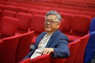 今日澳洲App:ABC报道称，中国地下基督教会锡安教会（Zion Church）创办人金明日牧师因在政府未批准的“家庭教会”布道，于上周五晚在广西北海家中被警方带走，其女儿格蕾丝·金（Grace Jin）和教会发言人龙降恩（Sean Long）证实此事。#锡安教会 #金明日 https://twitter.com/au_today_app/status/1977944001572634661