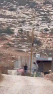 شبان يواجهون هجوماً استوطنياً في المغير شمال رام الله