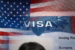 США приостановили рассмотрение заявлений на иммиграционные визы по всему мируАдминистрация президента США Дональда Трампа приостановила рассмотрение заявлений на иммиграционные визы по всему миру. Об этом сообщает Financial Times со ссылкой на Госдепартаме