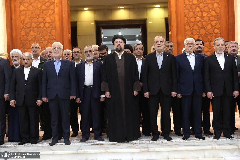 جماران: 📷 تجدید میثاق رئیس‌جمهور و اعضای دولت با آرمان‌های حضرت امام خمینی🔹به گزارش جماران، رئیس جمهور و اعضای دولت، در آغازین ر