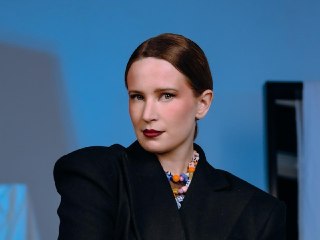 Суд в Москве заочно приговорил певицу Лизу Монеточку к году колонии по делу об уклонении от исполнения обязанностей иноагента.Певица проживает не в России с 2022 года.
