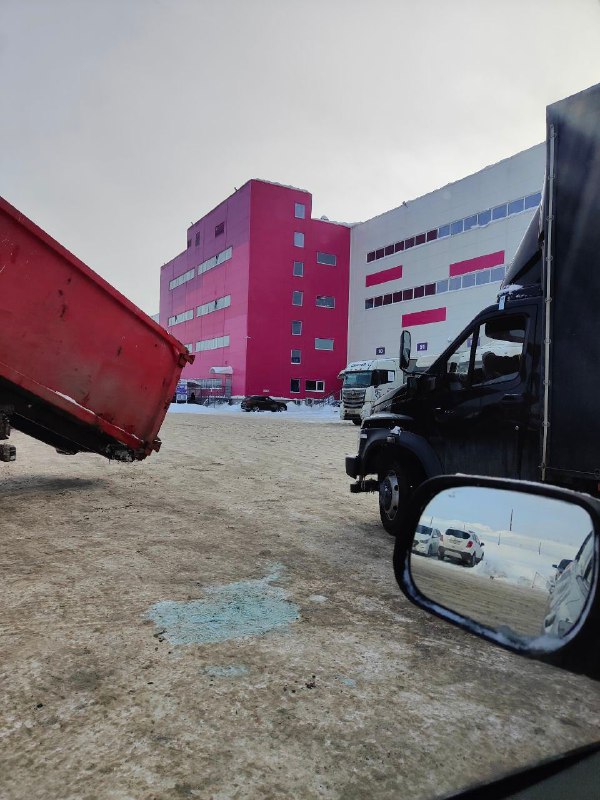 Отвёз новую партию браслетов на склад Озона, и вот она уже доступна для продажи!Вместе с @Inspirer20 вчера съездили на склады маркетплейсов: я делал поставку на Озон, а он – на Wildberries.Склад Озона довольно запутанный, официальная инструкция устарела, работники не могут адекватно подсказать, куда ехать, для фур мало места. На входе сидит охранник, который вручную пробивает номер машины, а для отгрузки сначала надо подойти на приёмочный пункт, затем отгрузиться в один из входов, а потом, почему-то, снова на приёмочный.В то же время склад Wildberries для поставщиков куда лучше: и сам склад, и парковка куда больше, номер автомобиля считывается при въезде автоматически, нет пунктов приёма: куда подъезжать написано в приложении. С другой стороны, нет окон поставки, как на Озон, из-за этого получилась довольно большая очередь, ждали около 20 минут.В любом случае, браслеты поставлены и продаются, а сейчас запускаю рекламную компанию в Yandex Direct.Отвёз новую партию браслетов на склад Озона, и вот она уже доступна для продажи!Вместе с @Inspirer20 вчера съездили на склады маркетплейсов: я делал поставку на Озон, а он – на Wildberries.Склад Озона довольно запутанный, официальная инструкция устарела, работники не могут адекватно подсказать, куда ехать, для фур мало места. На входе сидит охранник, который вручную пробивает номер машины, а для отгрузки сначала надо подойти на приёмочный пункт, затем отгрузиться в один из входов, а потом, почему-то, снова на приёмочный.В то же время склад Wildberries для поставщиков куда лучше: и сам склад, и парковка куда больше, номер автомобиля считывается при въезде автоматически, нет пунктов приёма: куда подъезжать написано в приложении. С другой стороны, нет окон поставки, как на Озон, из-за этого получилась довольно большая очередь, ждали около 20 минут.В любом случае, браслеты поставлены и продаются, а сейчас запускаю рекламную компанию в Yandex Direct.