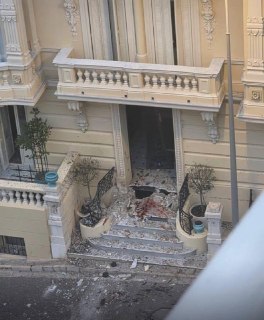 В Монако произошел взрыв. Ранены три человека, двое из них находятся в тяжелом состоянии, сообщает AFP. Взрыв произошёл сегодня примерно в 9 часов вечера по местному времени в холле многоквартирного дома на улице Реверен-Пер-Луи-Фолла. Предположительно, му