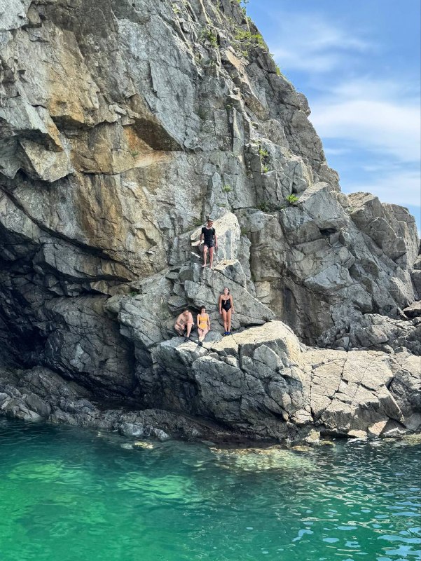 Неделя, как я в отпуске, и я наслаждаюсь красотой приморского края, любуясь невероятными пейзажами и цветом своих волос на фотографиях 🌹В такую жаркую погоду и при постоянном контакте с соленой водой особенно важно заботиться о качестве волос, чтобы они оставались здоровыми и красивыми. Напомню, я живу среди дикой природы, и сюрприз — прилетела с ручной кладью: купальник, авкатапки, кроссовки, очки, расческа, компьютерИменно поэтому я решила взять с собой впервые твердый шампунь (в формате мыла) — он измеряется не в миллилитрах, подойдет для всего тела, хорошо очищает кожу головы, не пересушивает волосы и является натуральным средством. Такой шампунь идеально подходит для походов и подобных путешествийТак что делаю выводы, твердый шампунь от бренда Kydra (голубого цвета) идеально подходит даже в экстремальных условиях отпускаЛишь бы вода была 🤭Неделя, как я в отпуске, и я наслаждаюсь красотой приморского края, любуясь невероятными пейзажами и цветом своих волос на фотографиях 🌹В такую жаркую погоду и при постоянном контакте с соленой водой особенно важно заботиться о качестве волос, чтобы они оставались здоровыми и красивыми. Напомню, я живу среди дикой природы, и сюрприз — прилетела с ручной кладью: купальник, авкатапки, кроссовки, очки, расческа, компьютерИменно поэтому я решила взять с собой впервые твердый шампунь (в формате мыла) — он измеряется не в миллилитрах, подойдет для всего тела, хорошо очищает кожу головы, не пересушивает волосы и является натуральным средством. Такой шампунь идеально подходит для походов и подобных путешествийТак что делаю выводы, твердый шампунь от бренда Kydra (голубого цвета) идеально подходит даже в экстремальных условиях отпускаЛишь бы вода была 🤭