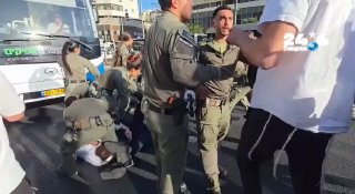 🇮🇱 Demonstration against conscription Clashes in Jerusalem - Police forces are trying to evacuate the demonstrators from the road.