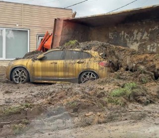 В Ленобласти грузовик с навозом въехал в здание магазина и опрокинул содержимое кузова на BMW золотого цвета, в аварии никто не пострадал, сообщили ТАСС в Госавтоинспекции.Инцидент произошел во Всеволожском районе. Владелица BMW рассказала телеканалу «78»,
