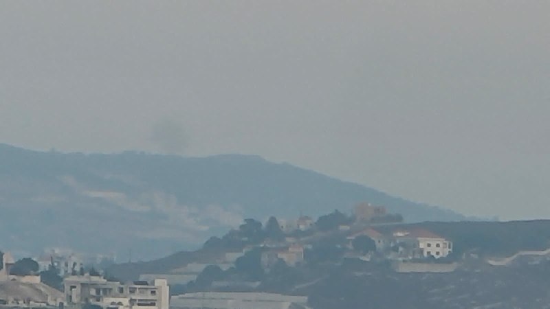 דחוף: מזל"ט ישראלי מטיל פצצות נפץ על גבעת עלי אל-טאהר, בדרום לבנון.