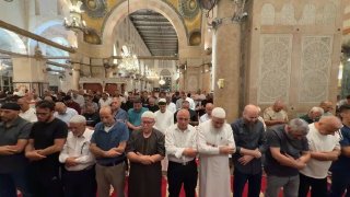 الفلسطينيون يؤدون صلاة العشاء بالمسجد الأقصى