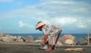 记录_世界上最稀有的盐如何从海洋走向餐桌巴厘岛帕隆盐是通过从巴厘岛的海滩收集海水并使用椰子树干蒸发水制成的。Business Insider 带我们参观了巴厘岛的 Kusamba 村，了解沿海农民社区如何保护他们古老的制盐方法。via 开眼Invalid media: video