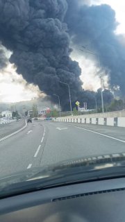 После атаки дронов на Туапсе нефтяные танкеры и другие корабли, вероятно, перенаправили в порт НовороссийскаЗа последние сутки в порт Туапсе зашло три судна — это в два раза меньше, чем средняя приемка порта за один день. На это обратила внимание «Новая-Ев