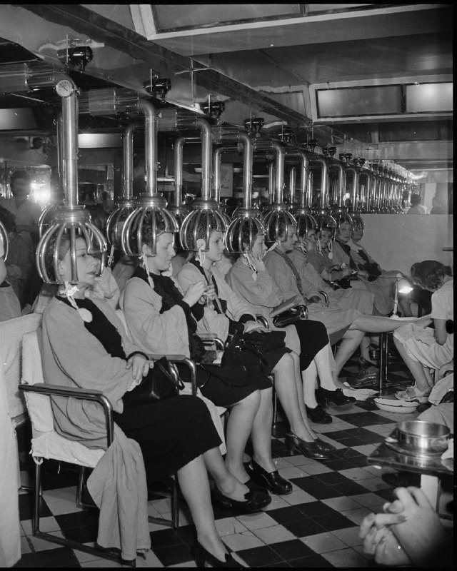 В Музее декоративных искусств в Париже открылась выставка Des cheveux et des poils —  о роли волос в формировании нашего внешнего и социального облика. Чего только нет на двух этажах этого вояжа по истории волос длиной в шесть веков: парикмахеры — от Леонара Аутье, наводившего красоту Марии-Антуанетте, до Александра из Парижа, ставшего мировой маркой Alexandre de Paris, а также их аксессуары — от жутких щупалец-фенов и первых машин для химзавивки до новейших изобретений. Обо всем по порядку — в материале Марии Сидельниковой. Жизнь на волоске: 