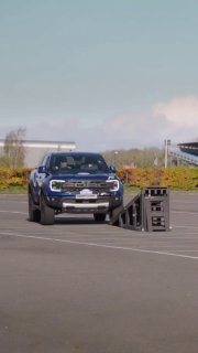 Пикап Ford установил новый мировой рекорд по езде на двух колесахПол Свифт за ру